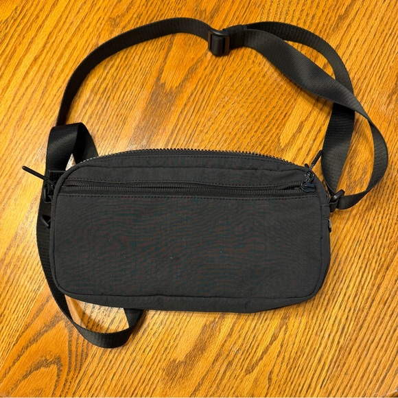 Lululemon unisex black multi pocket crossbody bag - Picture 5 of 11